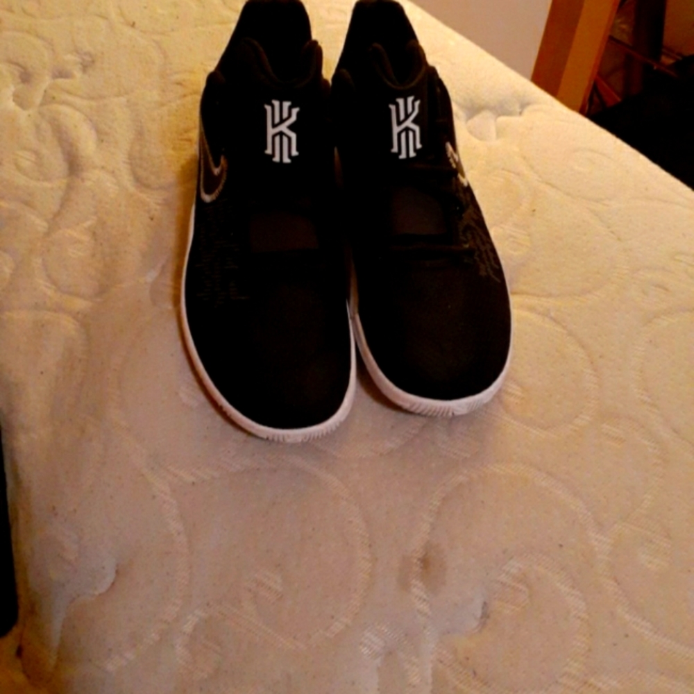 Mens Nike Kyrie Flytrap II size 11